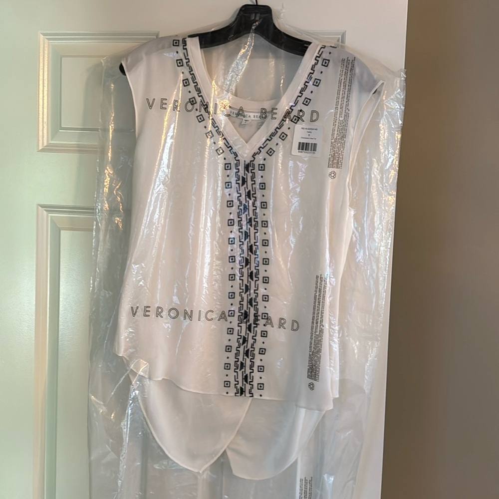 Veronica Beard size 8, 100% silk, v-neck shell, NWOT
